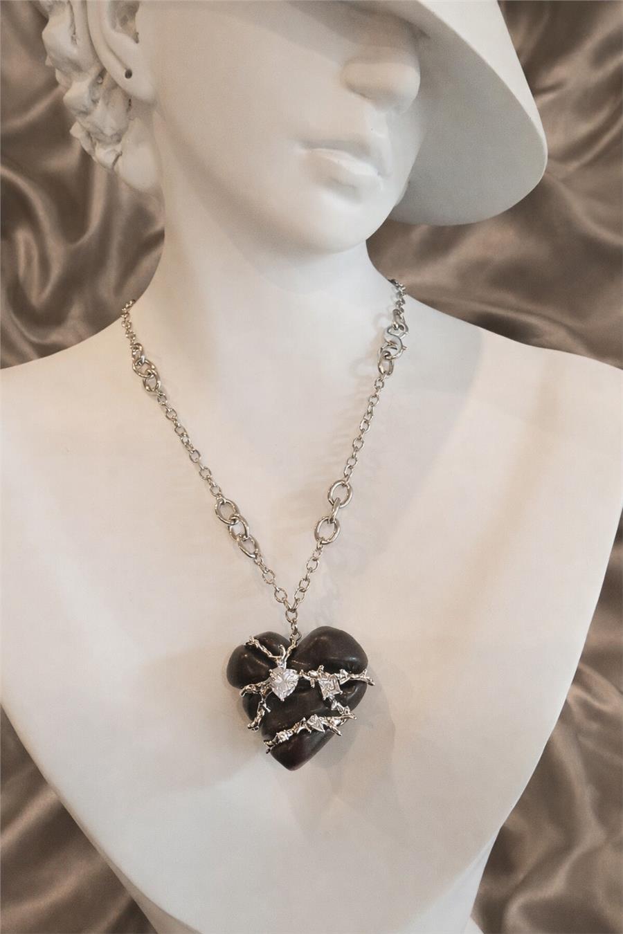 Pretty Siyah Ahşap Kalp Üzeri Silver Taşlı Sarmaşık Uzun Kolye