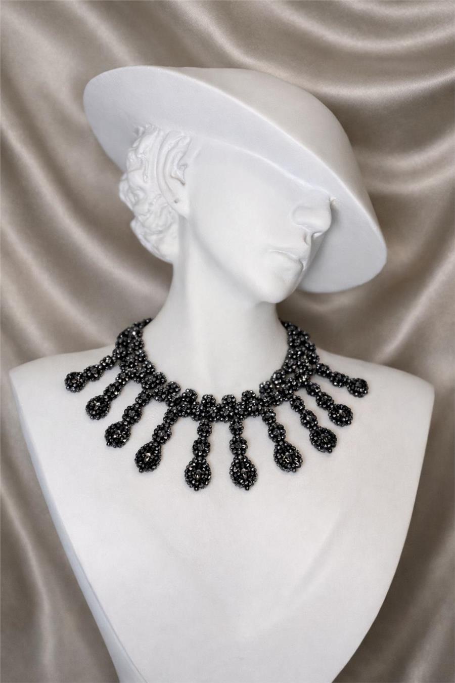 Alvin El Yapımı Siyah Boncuklu Damla Detaylı Kolye