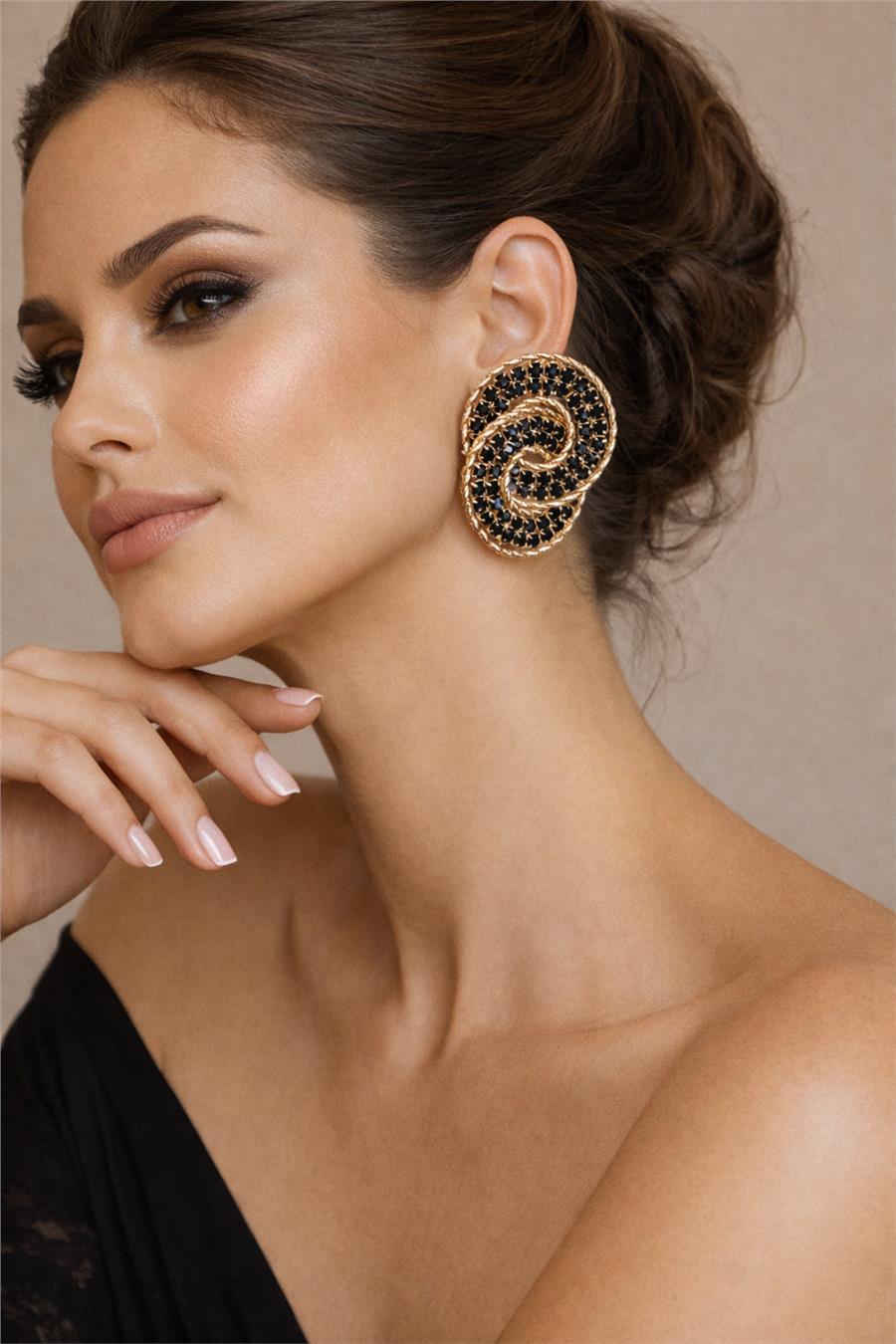 Tumi Siyah Taş Kaplama Yüzeyli Spiral L Küpe