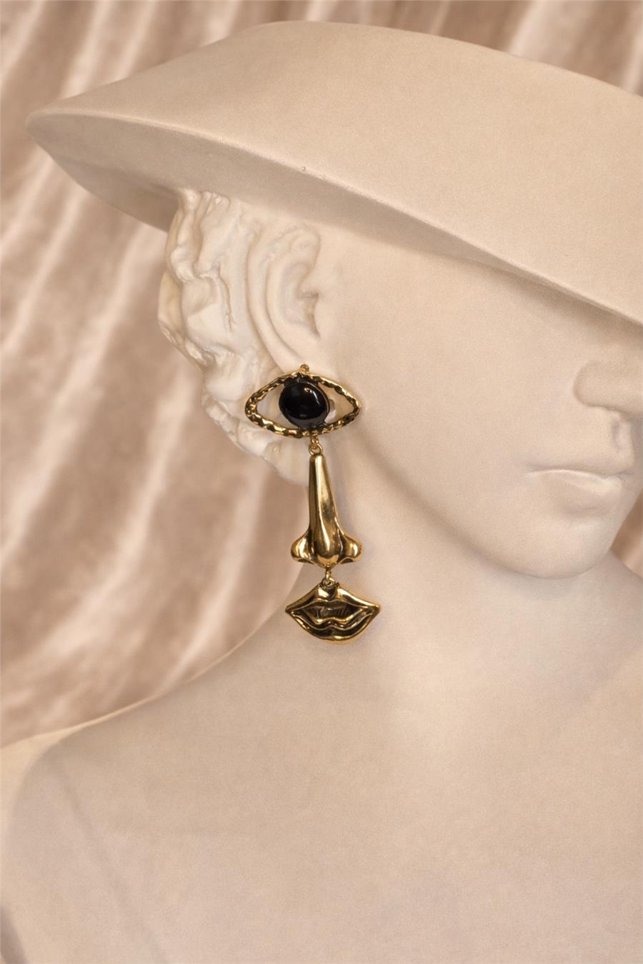 Sierra Surat Figürlü Sallantılı Gold Renk Küpe