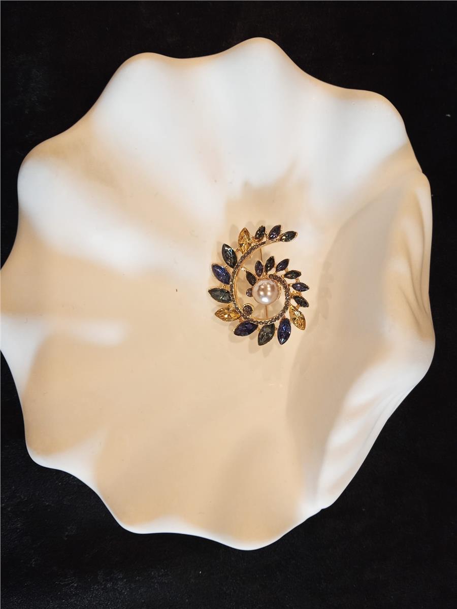 Kylie5 İnci Merkezli Spiral Kristal Broş