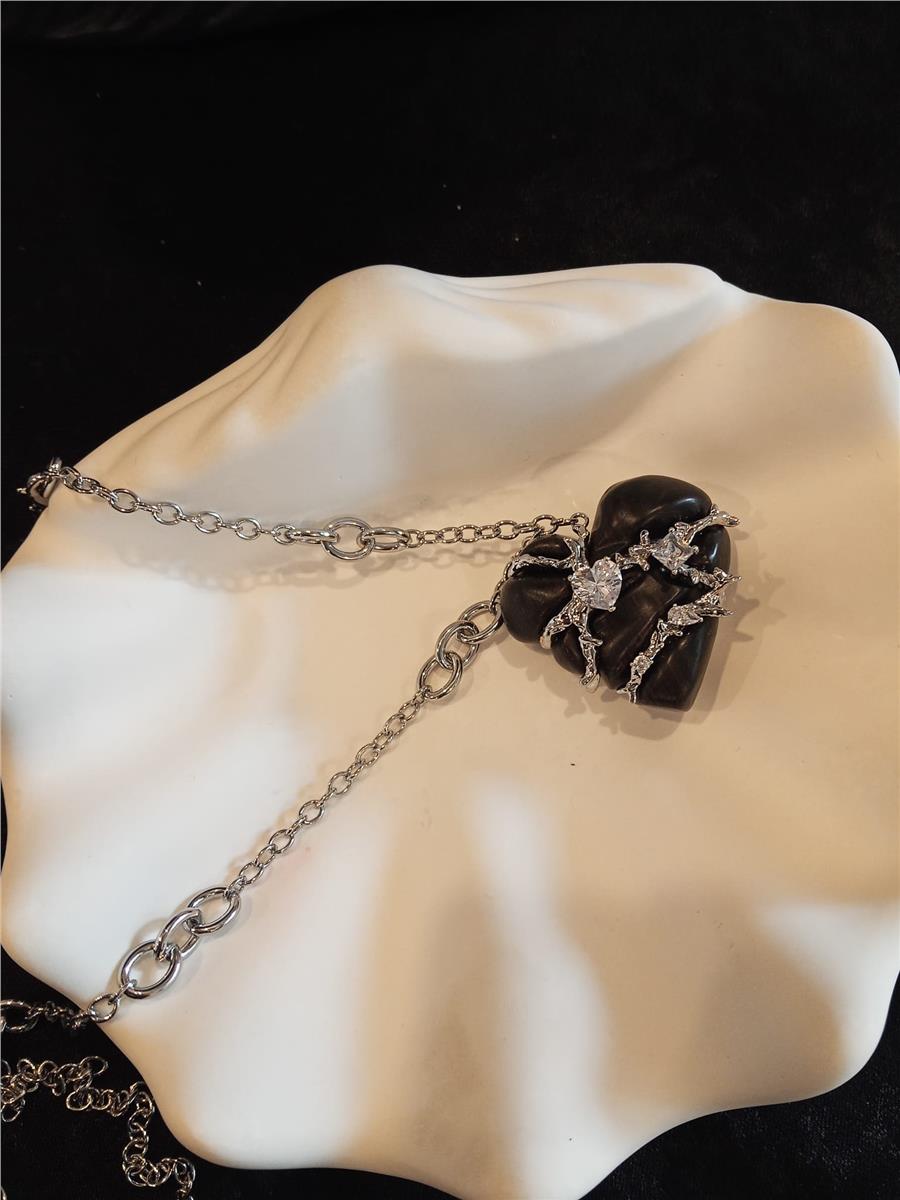 Pretty Siyah Ahşap Kalp Üzeri Silver Taşlı Sarmaşık Uzun Kolye