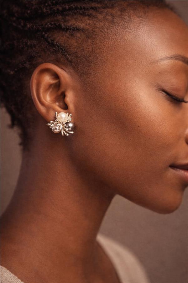 Yaz İnci Detaylı Floral Tasarım Küpe – Modern Zarif Kadın Küpesi