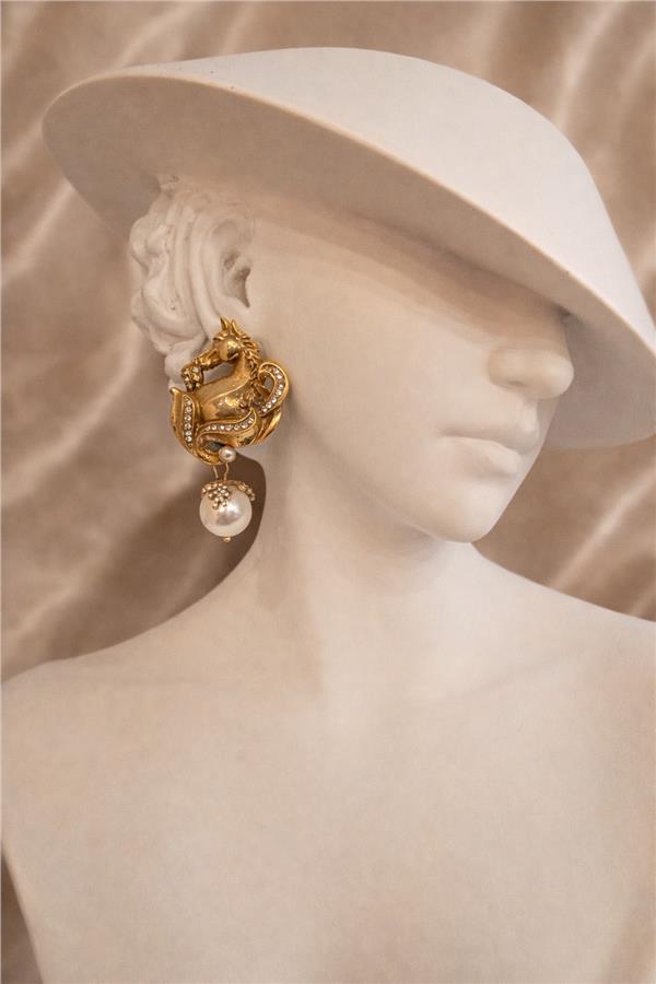 Misty Gold Renk At ve Heykelsi Kesim İncili Sallantılı Küpe